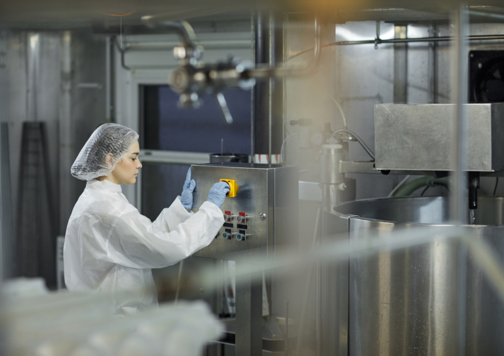 femme contrôle machine